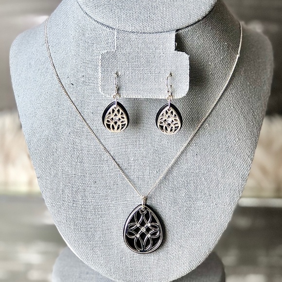 Avon Jewelry - 🎄🎁🛑Cover Story Necklace & Earrings Gift Set